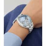 montre guess quinn argentee au poignet