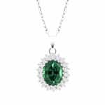 Photo portée du pendentif Lotus LP3459-1/3 pour femme : pierre verte ovale entourée de cristaux sur chaîne argentée. Idéal pour une tenue chic, un cadeau ou un look quotidien élégant.