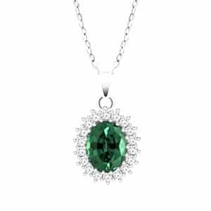 Photo portée du pendentif Lotus LP3459-1/3 pour femme : pierre verte ovale entourée de cristaux sur chaîne argentée. Idéal pour une tenue chic, un cadeau ou un look quotidien élégant.