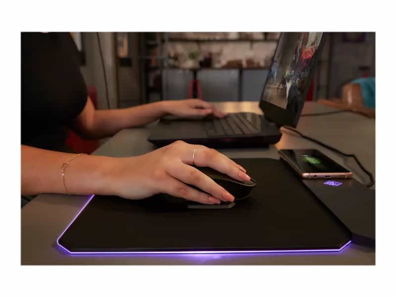 Une personne utilisant une souris sur un tapis de souris