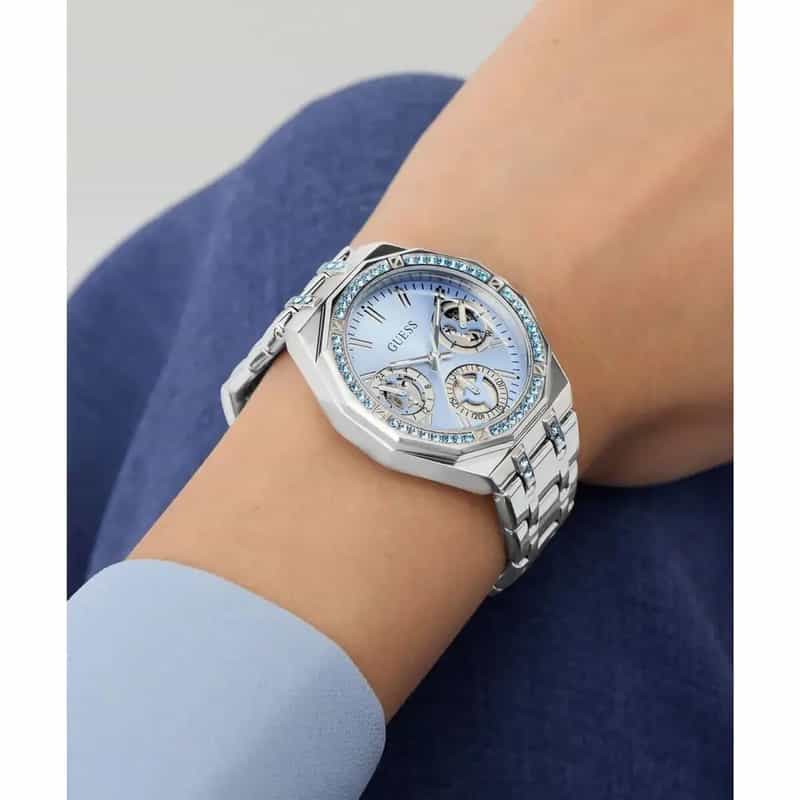 montre guess quinn argentee au poignet