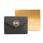Portefeuille Michael Kors 32S1GNME6L noir avec logo MK doré, présenté avec sa boîte