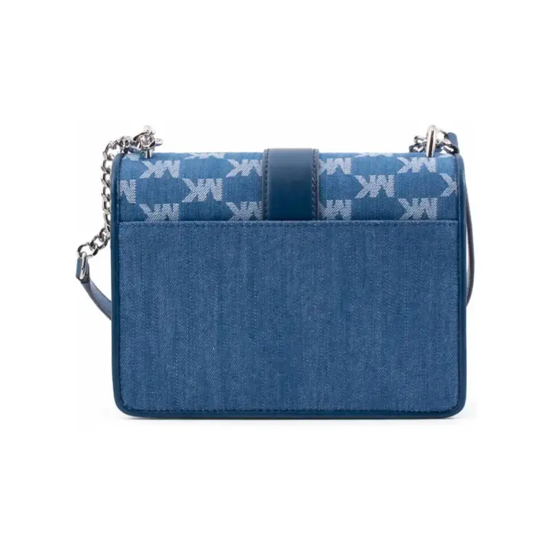 Dos du sac Michael Kors Greenwich bleu, motif monogramme MK et poche arrière, chaîne bandoulière métal