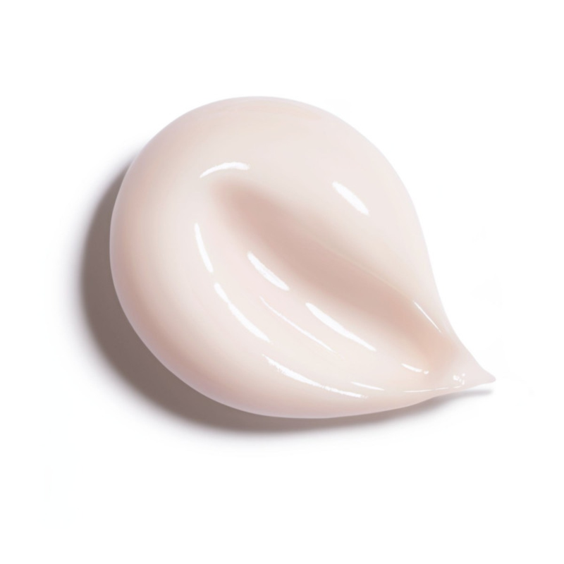 exture de la lotion corporelle Chanel Coco 150 ml, lait corps parfumé, swatch crème sur fond blanc