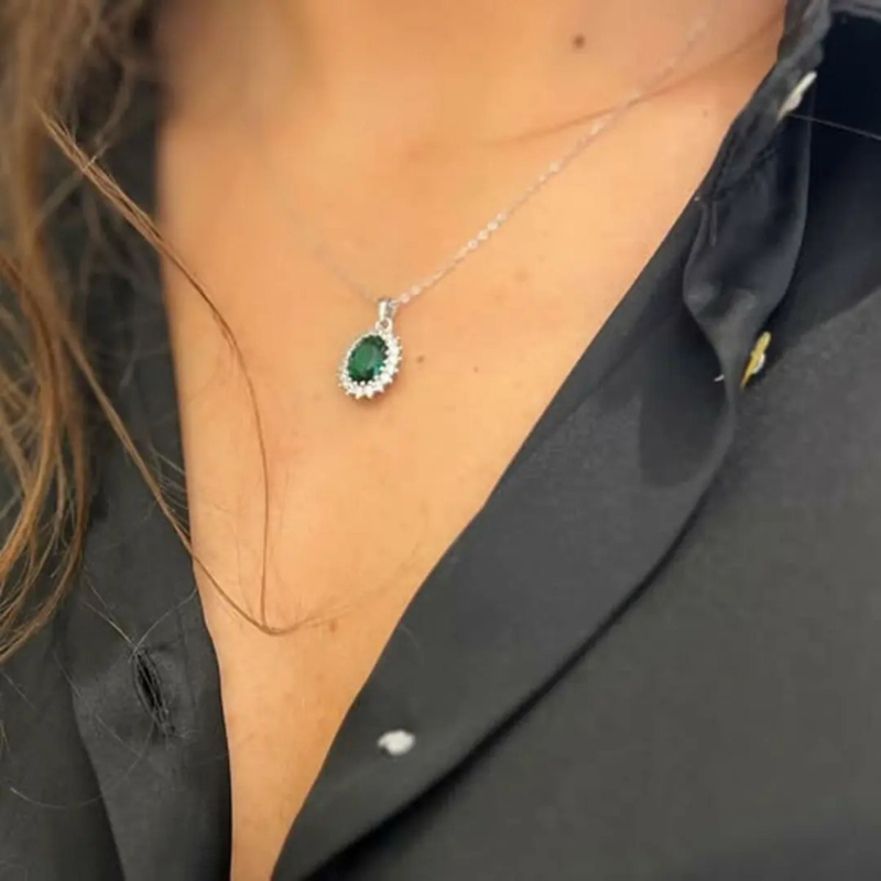 Pendentif Lotus LP3459-1/3 femme porté au cou, pierre verte ovale et halo de cristaux, collier élégant
